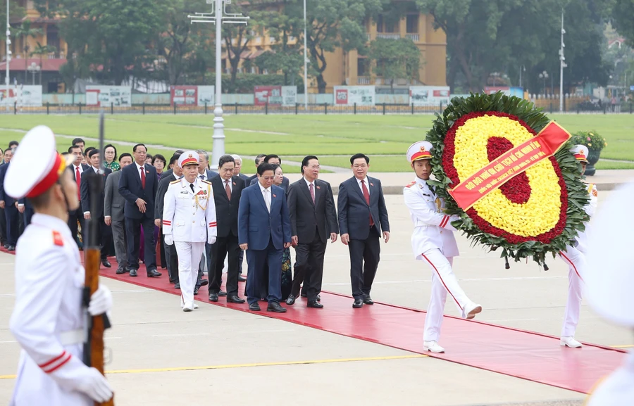 Lãnh đạo Đảng, Nhà nước và Đại biểu Quốc hội vào Lăng viếng Chủ tịch Hồ Chí Minh