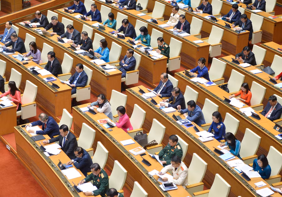 Các đại biểu nghiên cứu tại liệu.