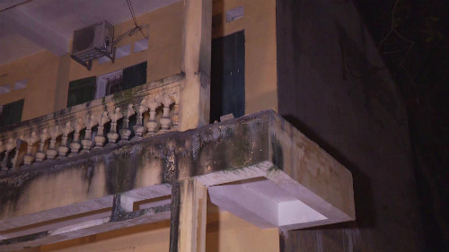 Lan can bị sập ở tầng 2 Lan can bị sập ở tầng 2