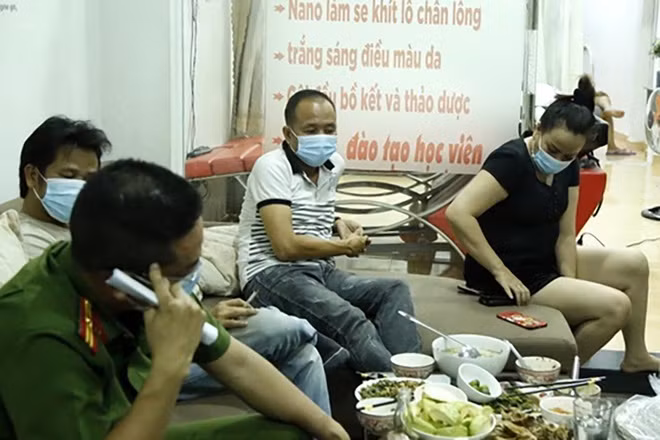 Dương Xuân Tú giả danh Thiếu tá công an ngồi nhậu với nhiều người giữa mùa dịch. Ảnh: Công an Bình Dương.