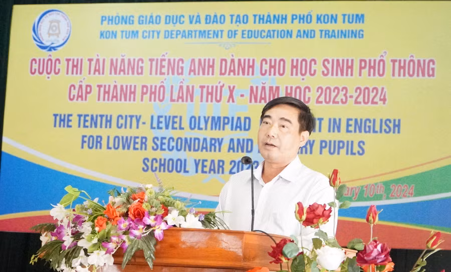 Ông Phạm Văn Phụ, Phó trưởng Phòng GD&amp;ĐT phát biểu tại Cuộc thi.