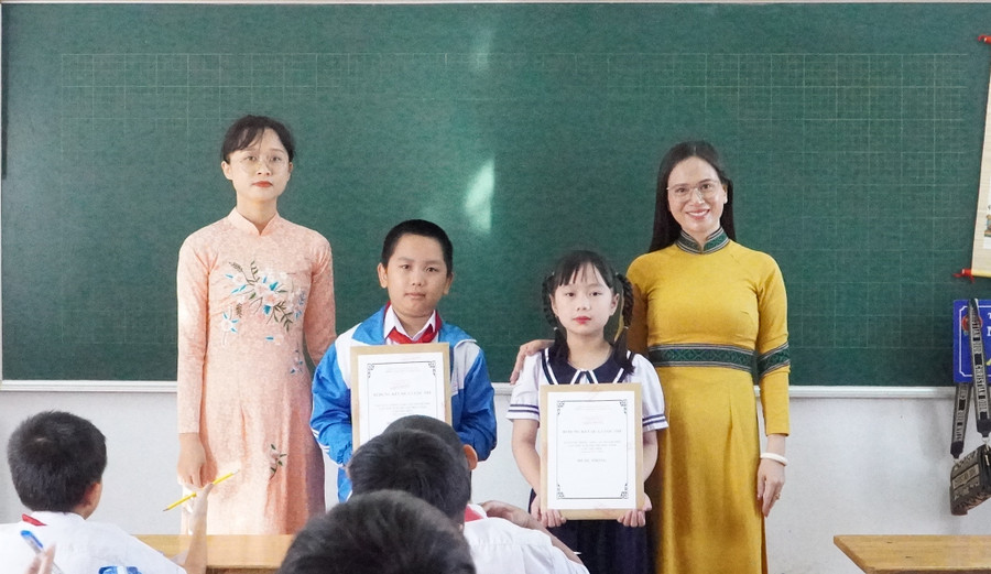 Giáo viên và học sinh kiểm tra niêm phong đề thi. Giáo viên và học sinh kiểm tra niêm phong đề thi.