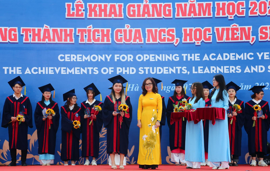 PGS.TS Nguyễn Thị Nhung – Hiệu trưởng Trường Đại học Mở Hà Nội trao bảng danh vị cho các thủ khoa tốt nghiệp và thủ khoa kỳ thi tuyển sinh đại học năm 2022. PGS.TS Nguyễn Thị Nhung – Hiệu trưởng Trường Đại học Mở Hà Nội trao bảng danh vị cho các thủ khoa tốt nghiệp và thủ khoa kỳ thi tuyển sinh đại học năm 2022.