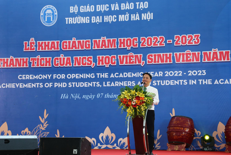 ThS Lương Tuấn Long – Trưởng phòng Công tác chính trị và Sinh viên, Trường ĐH Mở Hà Nội báo cáo tại buổi lễ. ThS Lương Tuấn Long – Trưởng phòng Công tác chính trị và Sinh viên, Trường ĐH Mở Hà Nội báo cáo tại buổi lễ.