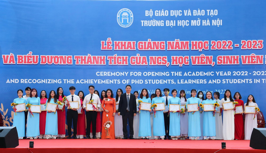 TS Hoàng Hoa Cương - Phó Vụ trưởng Vụ Khoa học Công nghệ và Môi trường Bộ GD&ĐT và PGS.TS Nguyễn Mai Hương – Chủ tịch Hội đồng Trường trao danh hiệu cho hơn 1.000 sinh viên đạt danh hiệu giỏi và xuất sắc năm học 2021 - 2022. TS Hoàng Hoa Cương - Phó Vụ trưởng Vụ Khoa học Công nghệ và Môi trường Bộ GD&ĐT và PGS.TS Nguyễn Mai Hương – Chủ tịch Hội đồng Trường trao danh hiệu cho hơn 1.000 sinh viên đạt danh hiệu giỏi và xuất sắc năm học 2021 - 2022.
