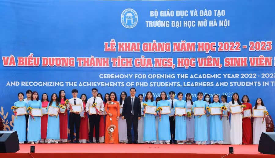 TS Hoàng Hoa Cương - Phó Vụ trưởng Vụ Khoa học Công nghệ và Môi trường Bộ GD&amp;ĐT và PGS.TS Nguyễn Mai Hương – Chủ tịch Hội đồng Trường trao danh hiệu cho hơn 1.000 sinh viên đạt danh hiệu giỏi và xuất sắc năm học 2021 - 2022.