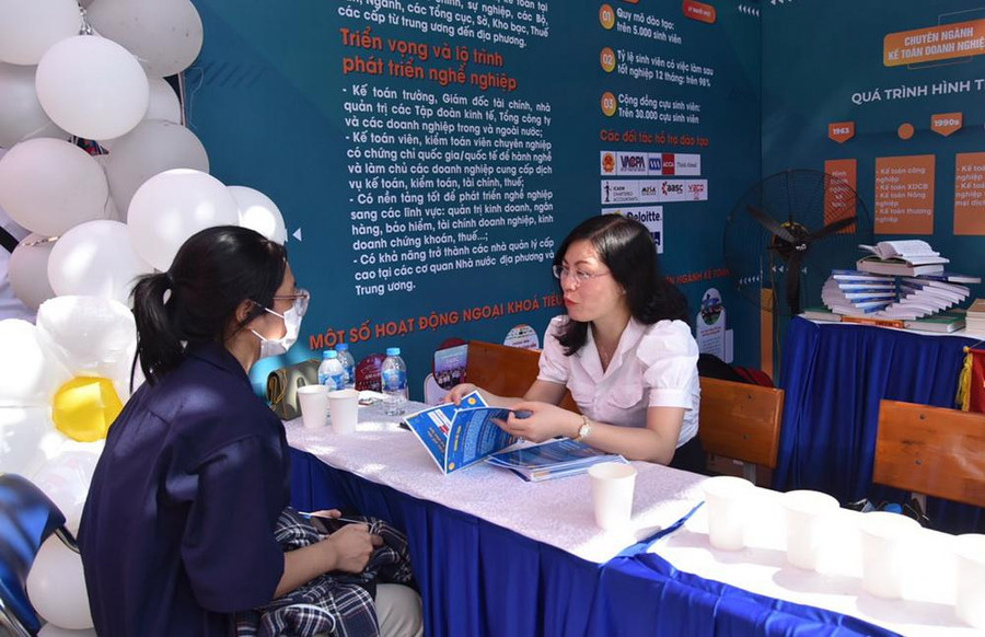 Tân sinh được giải đáp những băn khoăn, thắc mắc về: Học phí, chuyển hệ đào tạo, đăng ký ký túc xá, chương trình học. Tân sinh được giải đáp những băn khoăn, thắc mắc về: Học phí, chuyển hệ đào tạo, đăng ký ký túc xá, chương trình học.