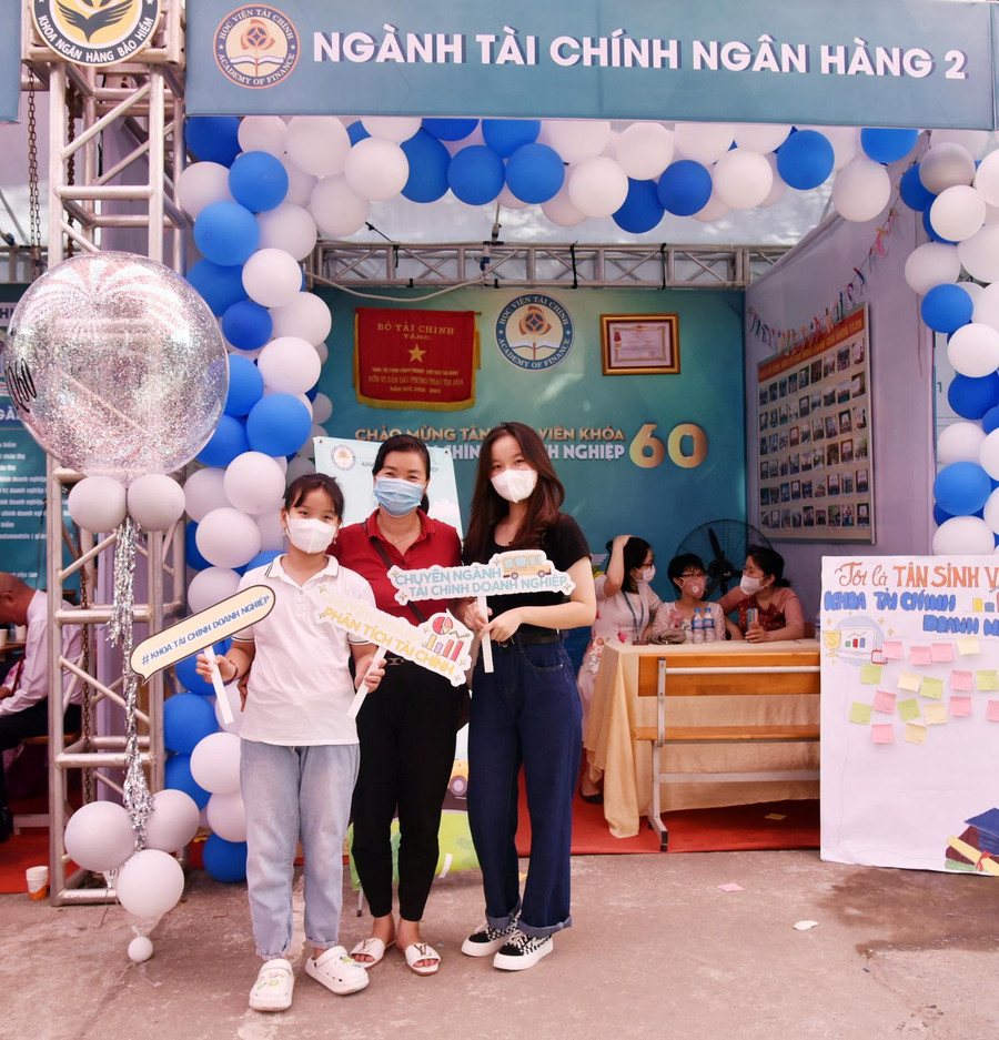 Cả nhà cùng chụp ảnh, lưu lại khoảnh khắc đáng nhớ trong ngày nhập trường của tân sinh viên. Cả nhà cùng chụp ảnh, lưu lại khoảnh khắc đáng nhớ trong ngày nhập trường của tân sinh viên.