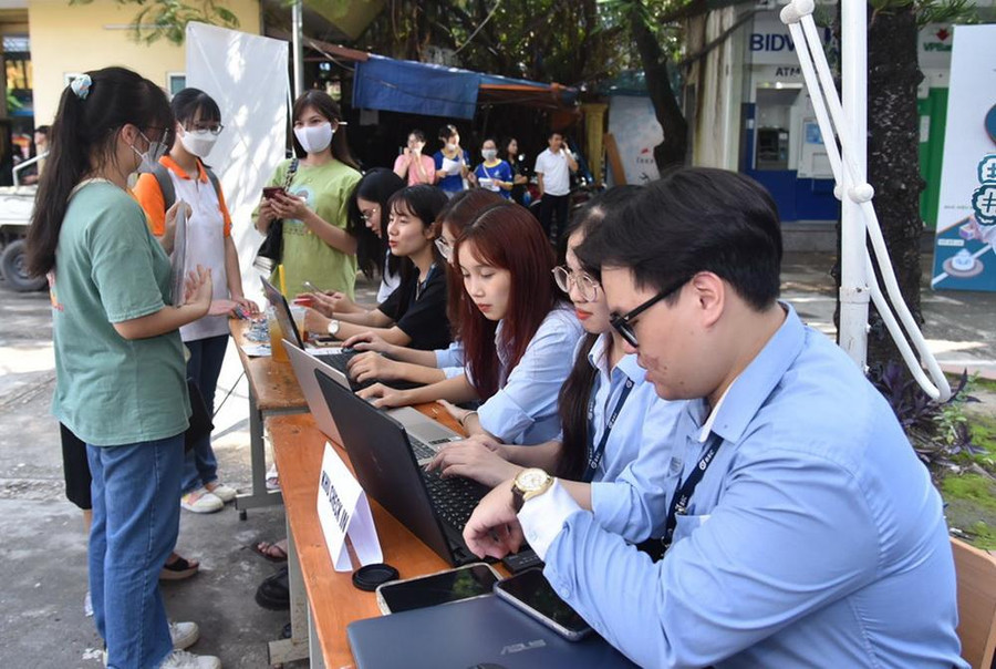 Ngày đầu tiên tân sinh viên đến làm thủ tục nhập học tại Học viện Tài chính - 7/10. Ngày đầu tiên tân sinh viên đến làm thủ tục nhập học tại Học viện Tài chính - 7/10.