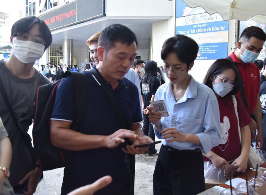 Cả phụ huynh cũng được hướng dẫn tận tình, chu đáo. Cả phụ huynh cũng được hướng dẫn tận tình, chu đáo.