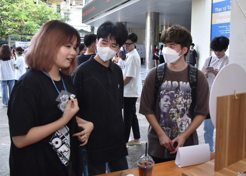 Các em được tiếp đón nhiệt tình, cởi mở. Các em được tiếp đón nhiệt tình, cởi mở.