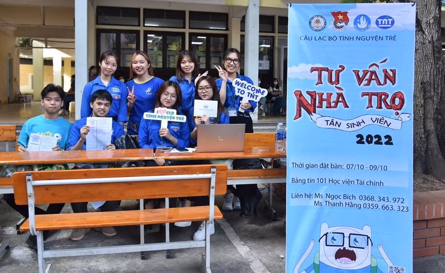 Đội sinh viên tình nguyện sẵn sàng tư vấn hỗ trợ về nhà trọ cho tân sinh viên.