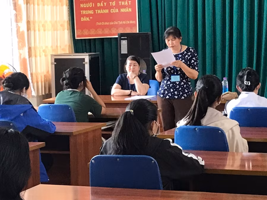 Thí sinh đến làm thủ tục tại điểm thi THPT chuyên Nguyễn Du (ảnh: TT).