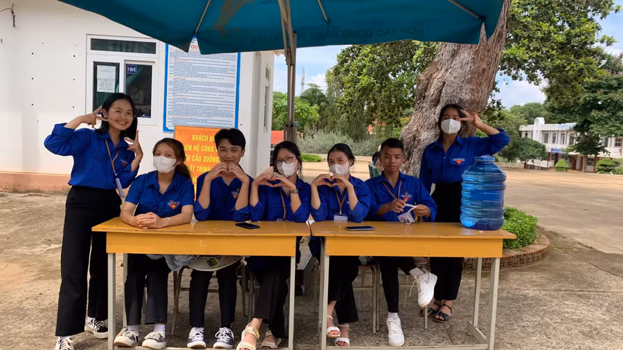 Đội hình thanh niên tình nguyện sẵn sàng hỗ trợ thí sinh thi vào Trường THPT DTNT Đam San, thị xã Buôn Hồ (ảnh: CTV).