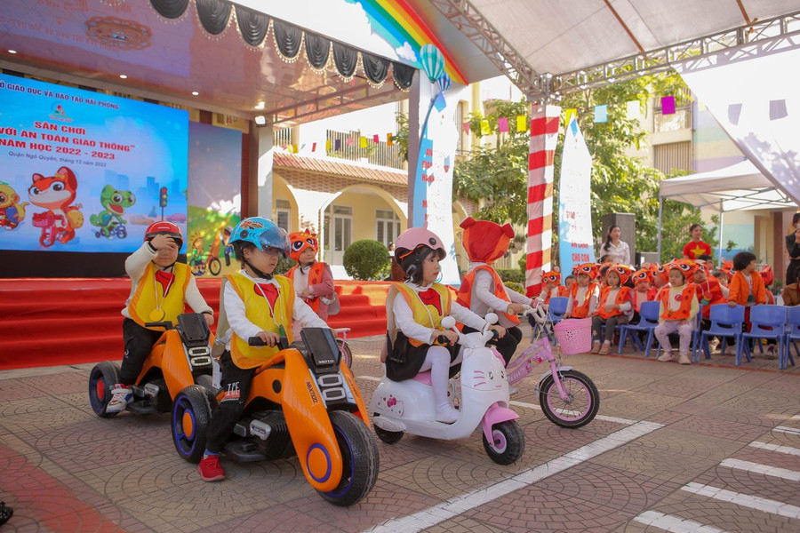 "Vui giao thông" ngộ nghĩnh, vui nhộn giúp trẻ hiểu về an toàn giao thông. "Vui giao thông" ngộ nghĩnh, vui nhộn giúp trẻ hiểu về an toàn giao thông.