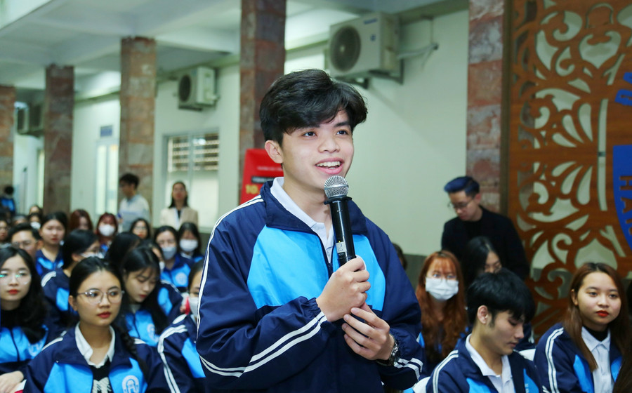 Sinh viên Trường ĐH Mở Hà Nội trao đổi, đặt câu hỏi với các diễn giả. Sinh viên Trường ĐH Mở Hà Nội trao đổi, đặt câu hỏi với các diễn giả.