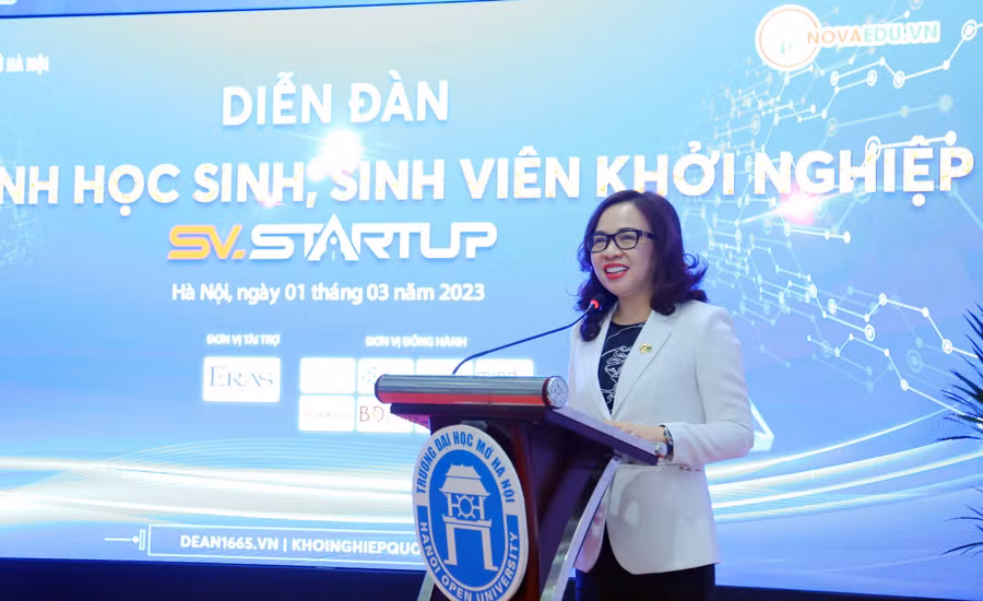 PGS.TS Nguyễn Thị Nhung - Hiệu trưởng Trường ĐH Mở Hà Nội phát biểu tại diễn đàn.