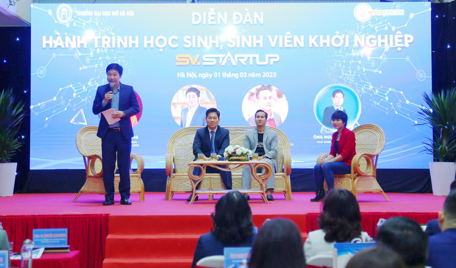 Ông Đỗ Mạnh Hùng – Tổng Giám đốc Công ty Cổ phần Công nghệ Giáo dục Nova và các diễn giả trao đổi với sinh viên về hành trình khởi nghiệp. Ông Đỗ Mạnh Hùng – Tổng Giám đốc Công ty Cổ phần Công nghệ Giáo dục Nova và các diễn giả trao đổi với sinh viên về hành trình khởi nghiệp.