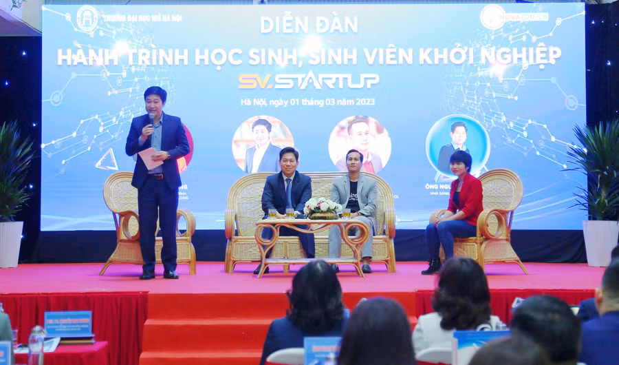 Ông Đỗ Mạnh Hùng – Tổng Giám đốc Công ty Cổ phần Công nghệ Giáo dục Nova và các diễn giả trao đổi với sinh viên về hành trình khởi nghiệp.