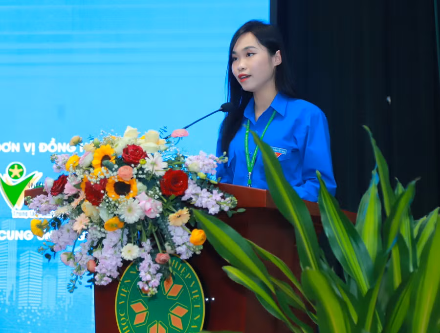 Sinh viên Từ Tuyết Nhung hưởng ứng Tháng Thanh niên năm 2023 và Cuộc thi Khởi nghiệp nông nghiệp đổi mới sáng tạo.