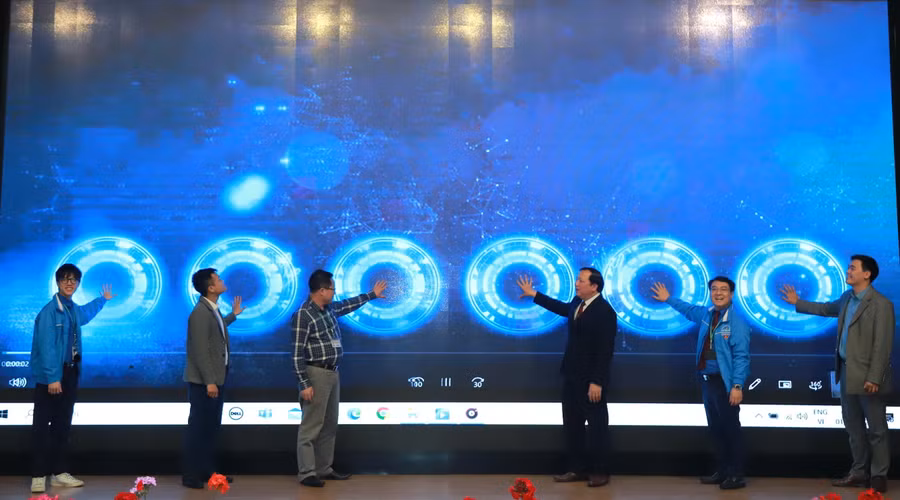 Các đại biểu bấm nút phát động Tháng Thanh niên năm 2023 và Cuộc thi Khởi nghiệp Nông nghiệp Đổi mới sáng tạo năm 2023.