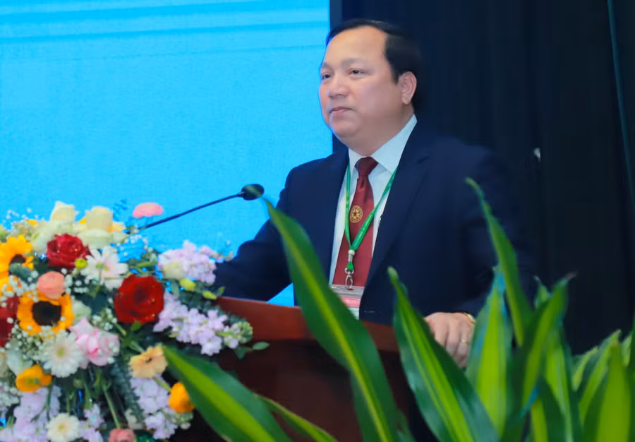 TS Vũ Ngọc Huyên - Phó Giám đốc Học viện Nông nghiệp Việt Nam phát biểu tại buổi lễ.