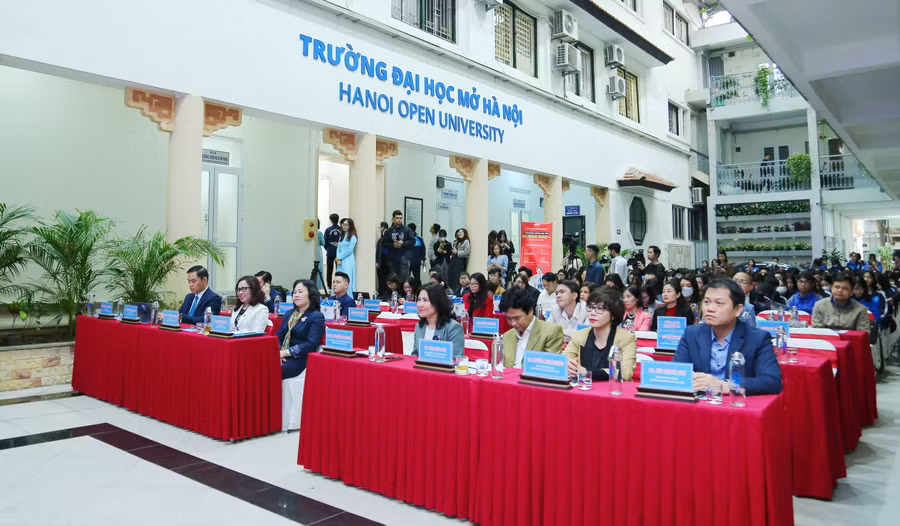 Các đại biểu tham gia diễn đàn.