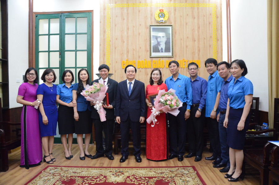 Bộ trưởng Phùng Xuân Nhạ đã có buổi gặp mặt ý nghĩa với các thầy cô giáo ngay trước lễ vinh danh Bộ trưởng Phùng Xuân Nhạ đã có buổi gặp mặt ý nghĩa với các thầy cô giáo ngay trước lễ vinh danh