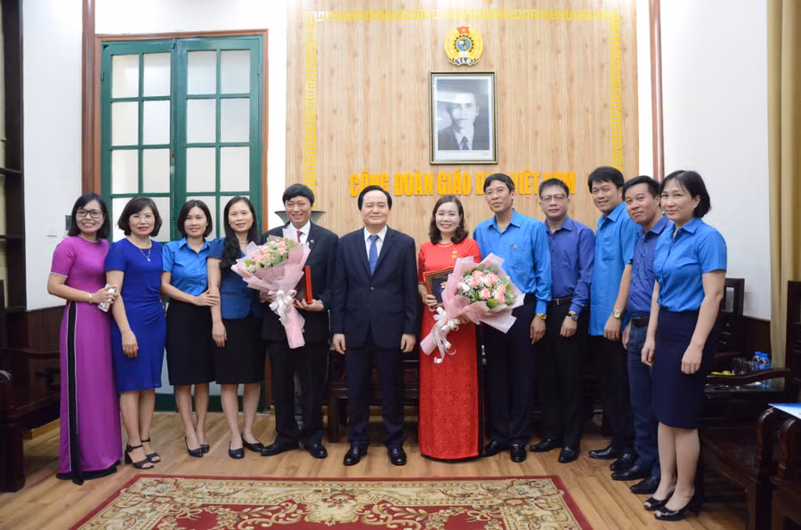 Bộ trưởng Phùng Xuân Nhạ đã có buổi gặp mặt ý nghĩa với các thầy cô giáo ngay trước lễ vinh danh