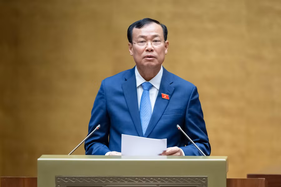 Ủy viên Ủy ban Thường vụ Quốc hội, Chủ nhiệm Ủy ban Quốc phòng và An ninh của Quốc hội Lê Tấn Tới trình bày Báo cáo giải trình, tiếp thu, chỉnh lý dự thảo Luật Trật tự, an toàn giao thông đường bộ.