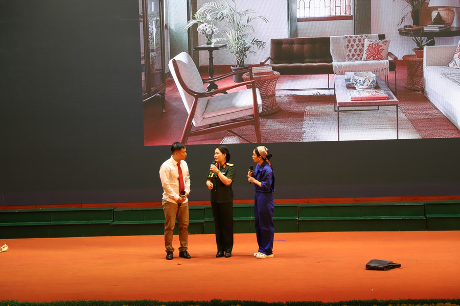 Các thành viên tham gia hội thi thể hiện hiểu biết thông qua những tình huống cụ thể. Các thành viên tham gia hội thi thể hiện hiểu biết thông qua những tình huống cụ thể.