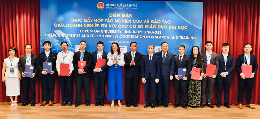Thứ trưởng Nguyễn Văn Phúc chứng kiến lễ trao thỏa thuận hợp tác giữa cơ sở giáo dục đại học và doanh nghiệp FDI. Thứ trưởng Nguyễn Văn Phúc chứng kiến lễ trao thỏa thuận hợp tác giữa cơ sở giáo dục đại học và doanh nghiệp FDI.