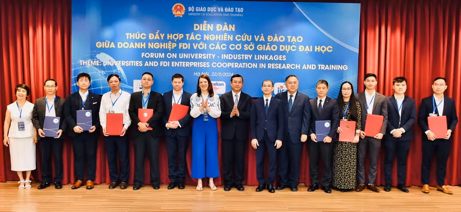 Thứ trưởng Nguyễn Văn Phúc chứng kiến lễ trao thỏa thuận hợp tác giữa cơ sở giáo dục đại học và doanh nghiệp FDI.