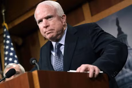 Thuong nghi sy John McCain can ngan ong Trump khoi phuc viec tra tan - Anh 1