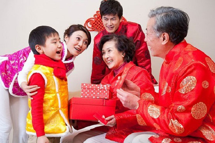 4 điều nhất định phải dạy con để ba mẹ "mát mặt" trong ngày Tết