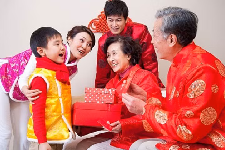 4 điều nhất định phải dạy con để ba mẹ "mát mặt" trong ngày Tết