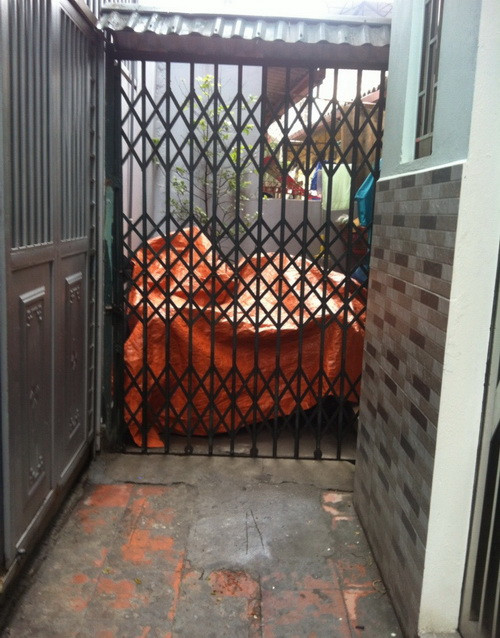 Đến nay cổng sắt vẫn chưa được tháo dỡ, hàng ngày ông Thông - bà Hương vẫn đóng khóa và "biến" lối đi chung thành sân nhà riêng.