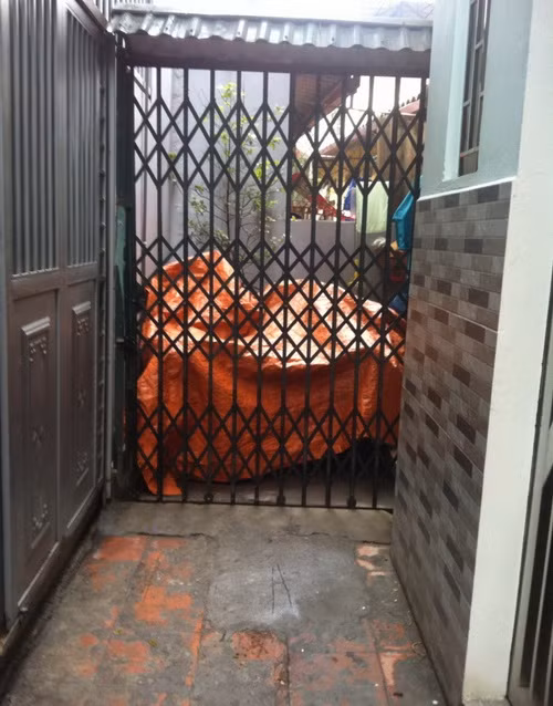 Đến nay cổng sắt vẫn chưa được tháo dỡ, hàng ngày ông Thông - bà Hương vẫn đóng khóa và "biến" lối đi chung thành sân nhà riêng.