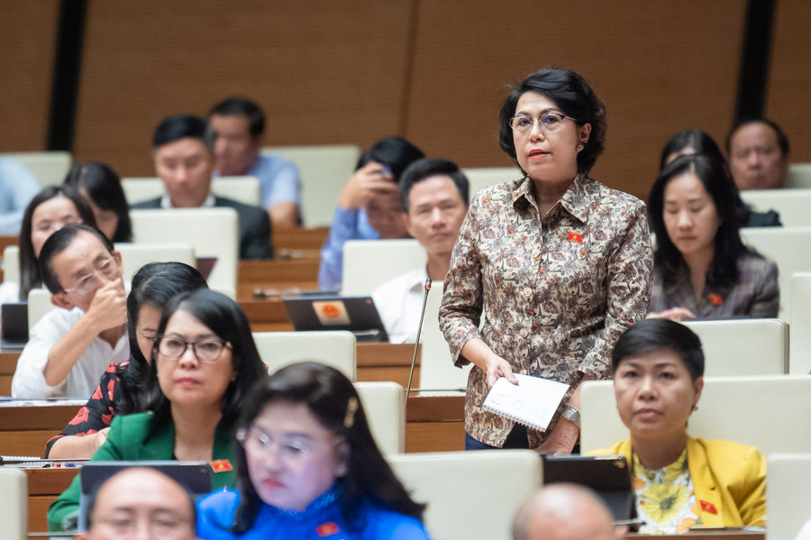 Đại biểu Tô Thị Bích Châu (Đoàn ĐBQH TP.Hồ Chí Minh) đề nghị làm rõ vấn đề bố trí ngân sách cho phong trào đoàn đội trong nhà trường.