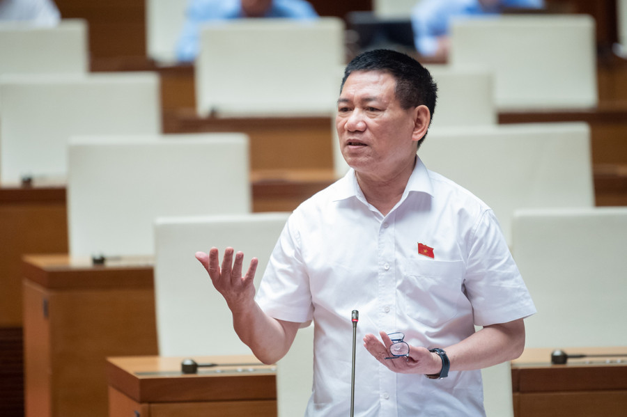 Bộ trưởng Bộ Tài chính Hồ Đức Phớc trả lời chất vấn của đại biểu Quốc hội. Bộ trưởng Bộ Tài chính Hồ Đức Phớc trả lời chất vấn của đại biểu Quốc hội.