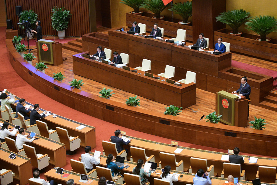 Chủ tịch Quốc hội Vương Đình Huệ phát biểu khai mạc phiên họp. Chủ tịch Quốc hội Vương Đình Huệ phát biểu khai mạc phiên họp.