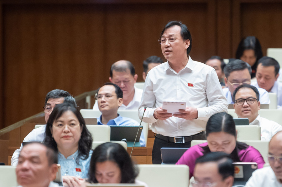 Đại biểu Phan Viết Lượng (Đoàn ĐBQH tỉnh Bình Phước) đặt câu hỏi chất vấn. Đại biểu Phan Viết Lượng (Đoàn ĐBQH tỉnh Bình Phước) đặt câu hỏi chất vấn.