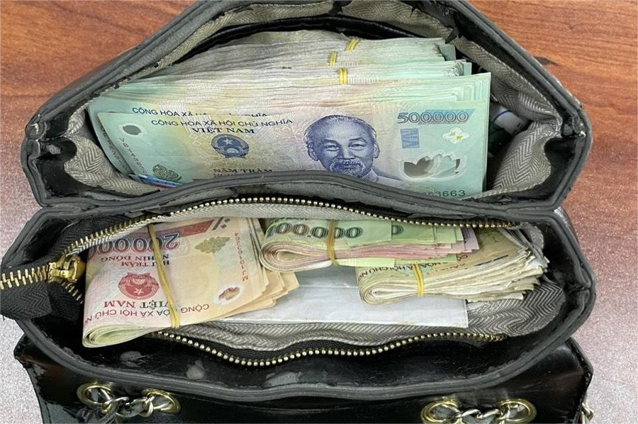 Toàn bộ tài sản trong chiếc túi mà bà Thu đánh rơi. (Ảnh: TT)