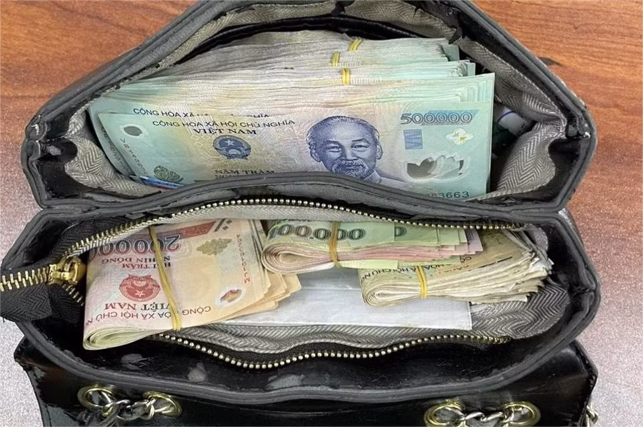 Toàn bộ tài sản trong chiếc túi mà bà Thu đánh rơi. (Ảnh: TT)