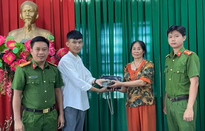 Anh Thái trao trả tài sản nhặt được cho bà Thu. (Ảnh: TT)