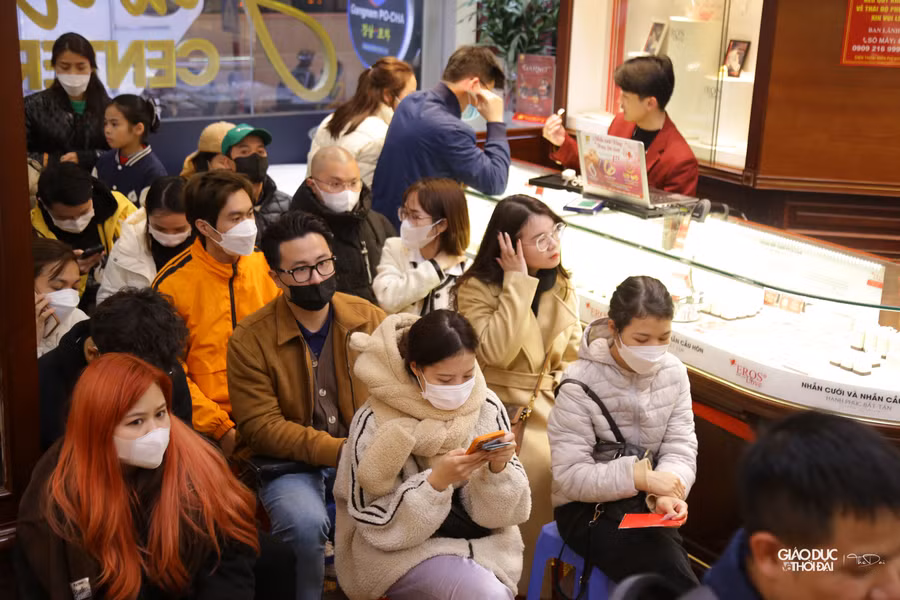 Không chỉ đợi bên ngoài, mà khi vào bên trong rồi khách hàng vẫn phải ngồi đợi để mua sản phẩm.