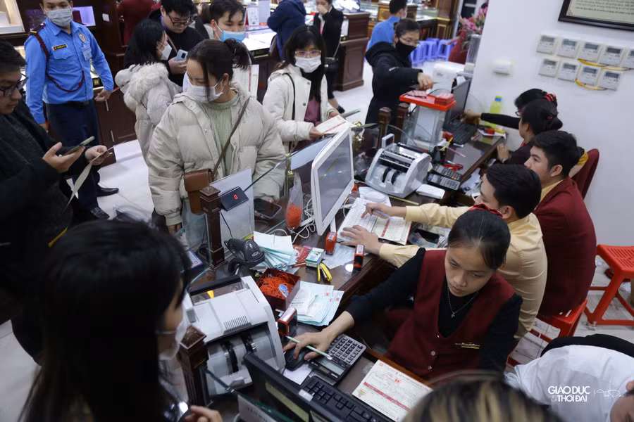 Được biết trong ngày hôm nay một số cửa hàng vàng chỉ nhận tiền mặt, nên khi thanh toán khách hàng cũng phải đợi.