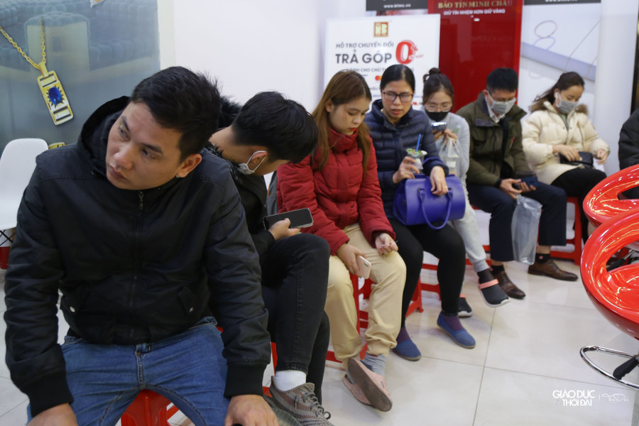 Nhiều người tỏ ra rất sốt ruột khi phải đợi lâu. Nhiều người tỏ ra rất sốt ruột khi phải đợi lâu.