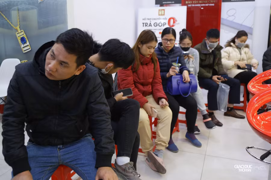 Nhiều người tỏ ra rất sốt ruột khi phải đợi lâu.