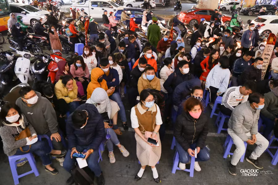 Ghế được xếp theo từng hàng, nhiều người phải đợi rất lâu mới đến lượt mình vào mua vàng.